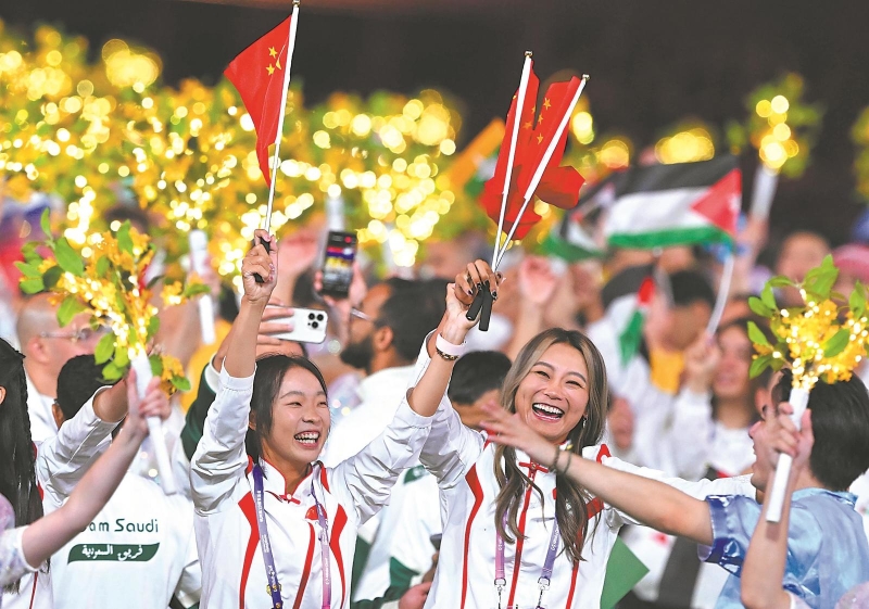 10月8日，中国运动员在闭幕式上。当日，第19届亚洲运动会闭幕式在杭州举行。新华社记者 程 敏 摄.jpg